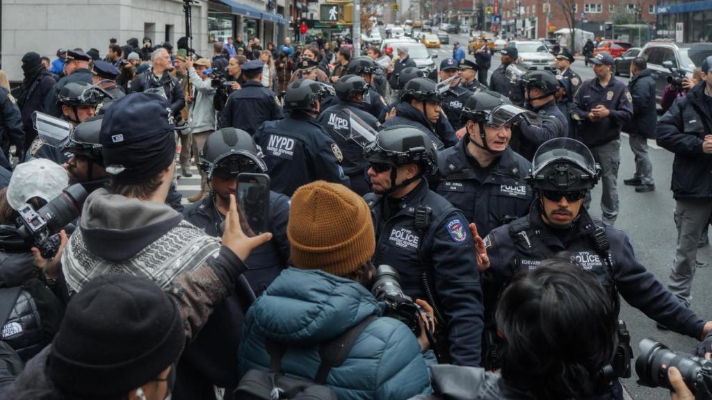 La Policía antidisturbios intenta dispersar a la multitud tras un acto antimusulmán organizado por Jake Lang el pasado sábado frente a la residencia del alcalde de Nueva York, Zohran Mamdani.