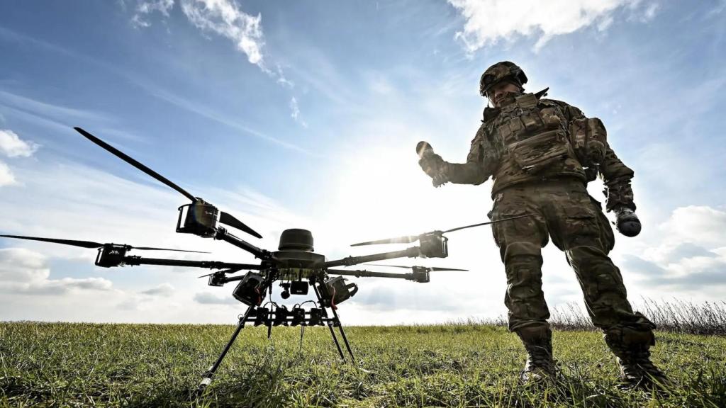 Un soldado del pelotón de sistemas aéreos de combate no tripulados Vykhor, de Dnipro, perteneciente a la 108.ª Brigada Independiente de Defensa Territorial, lanza un dron Vampire durante una operación en Zaporiyia (Ucrania), el 2 de febrero de 2024.