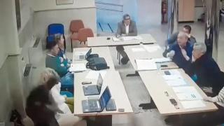 Momento de la agresión en la que el concejal del PSOE le tira un café al de Vox.