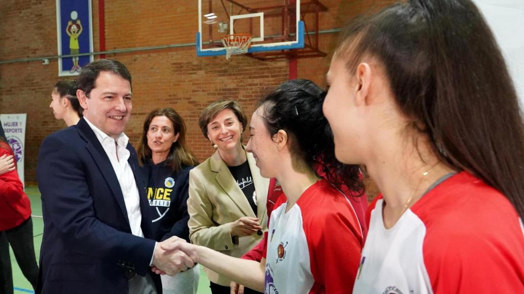 Encuentro de Mañueco con jugadoras de baloncesto que participan en el Programa Regional de Detección de Valladolid