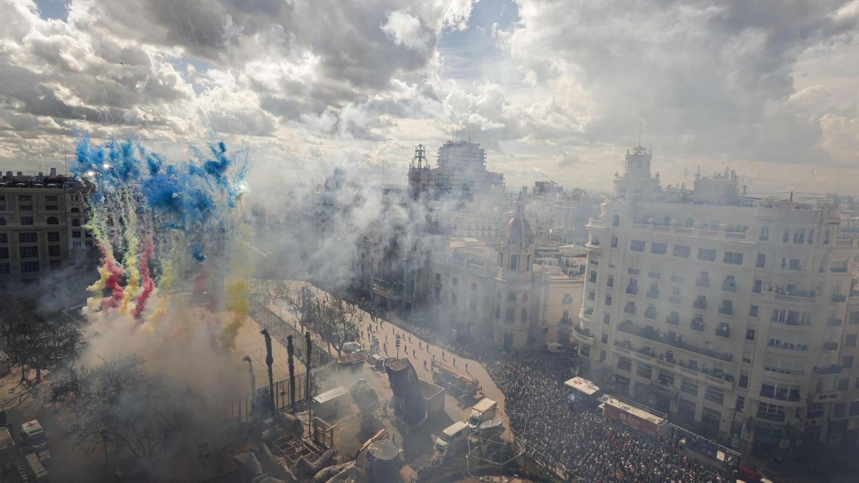 'Mascletà' en la Plaza del Ayuntamiento de València este lunes