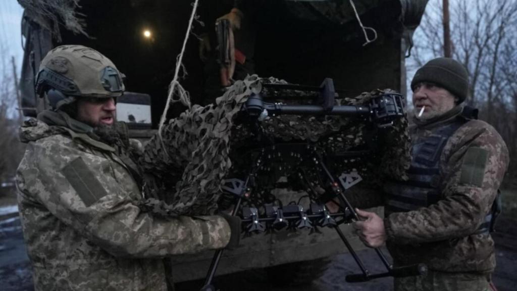 Los soldados ucranianos descargan un dron de combate vampiro cerca de la ciudad de Bájmut.