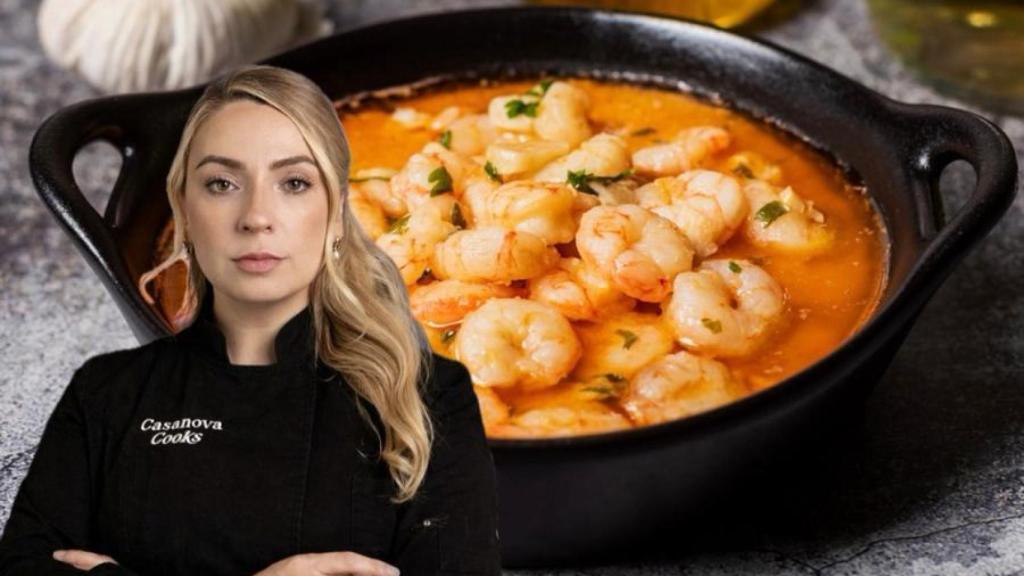 Ana Casanova junto a unas gambas al ajillo.