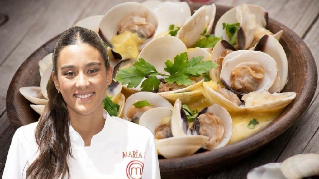 María Lo junto a un plato de almejas.
