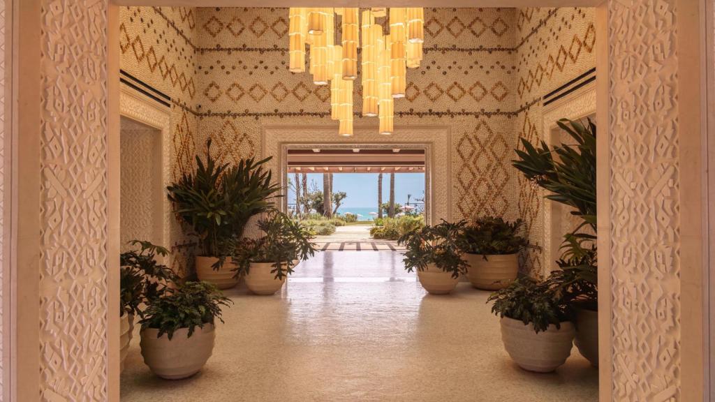 Entrada al hotel Royal Mansour Tabuda Bay.