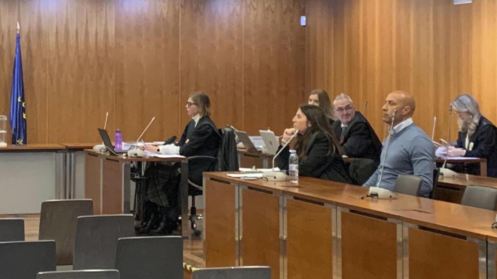 Marco, el acusado de asesinar a su ex, en el juzgado.