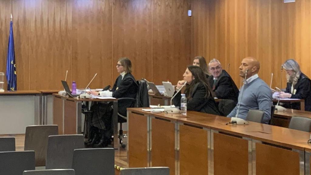 Marco, el acusado de asesinar a su ex, en el juzgado.