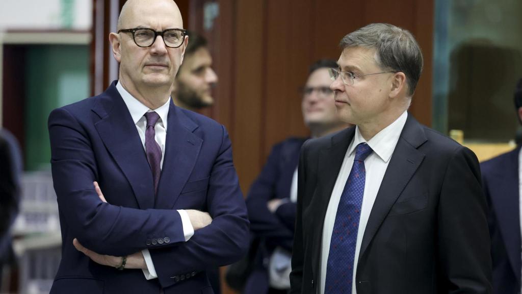 El ministro de Finanzas francés, Roland Lescure, y el comisario de Asuntos Económicos, Valdis Dombrovskis, durante el Eurogrupo de este lunes en Bruselas