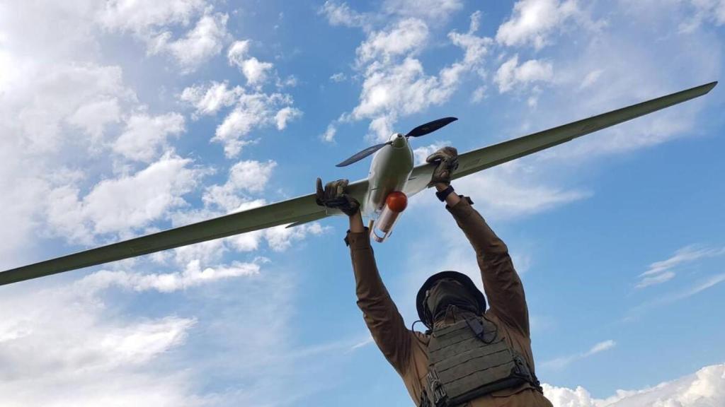 Un militar ucraniano desplegando un dron de ataque táctico 'Punisher'