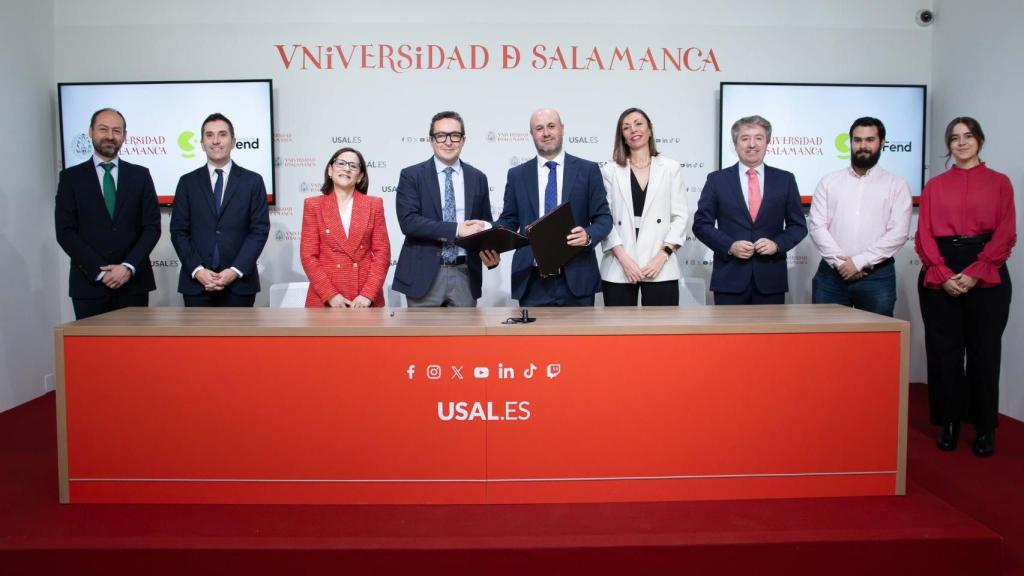 El rector Juan Manuel Corchado y el director general Miguel Ángel Ávila, firman un convenio de colaboración para crear la Cátedra Virofend en Viroterapia