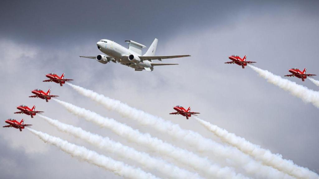 Un E-7 de Reino Unido junto a los Red Arrows, el equipo acrobático británico