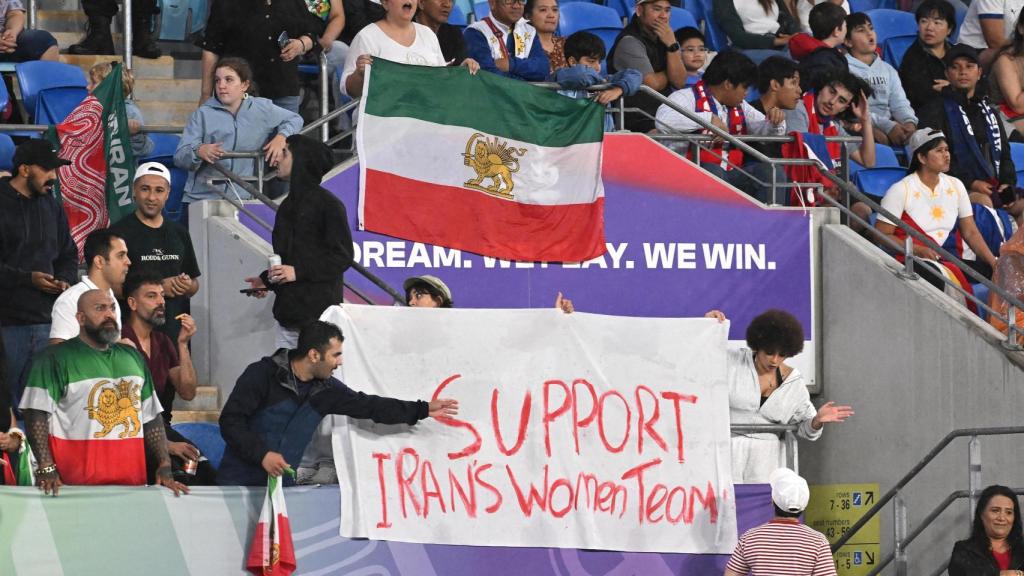 Una pancarta en apoyo a la selección femenina de Irán.