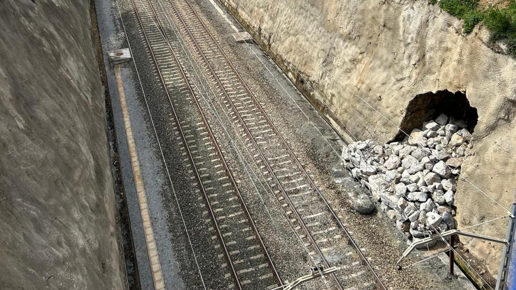 Imagen de las piedras colocadas para estabilizar el muro.