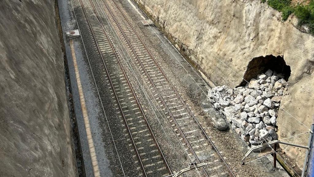Imagen de las piedras colocadas para estabilizar el muro.