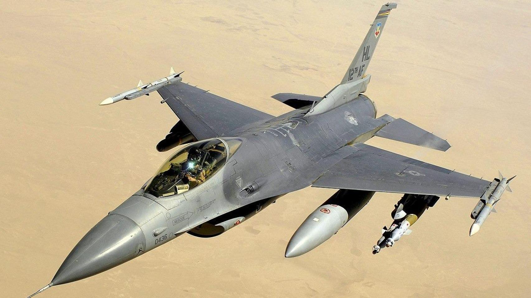 Un caza F-16 participa en un operativo.