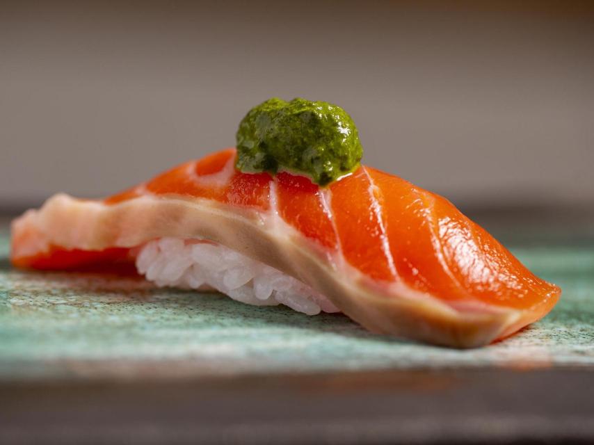 Nigiri de trucha con majado de ajo y hoja de limonero