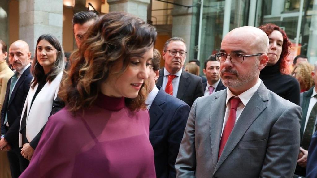 La presidenta de la Comunidad de Madrid, Isabel Díaz Ayuso, y el delegado del Gobierno en la Comunidad de Madrid, Francisco Martín, durante el acto del 46º aniversario de la Constitución.