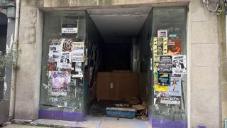 Comerciantes de la calle Galera de A Coruña denuncian problemas con un bajo abandonado: Estamos hartos