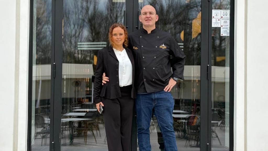 María Pilar Estades y José Manuel Rodríguez en la entrada del restaurante.