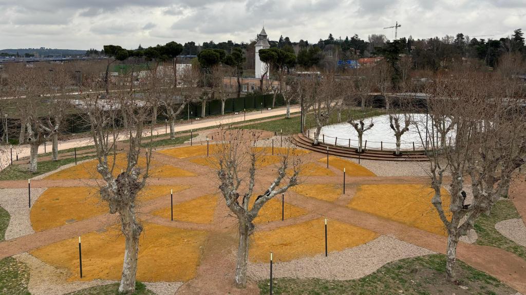 El faro de Madrid al fondo.