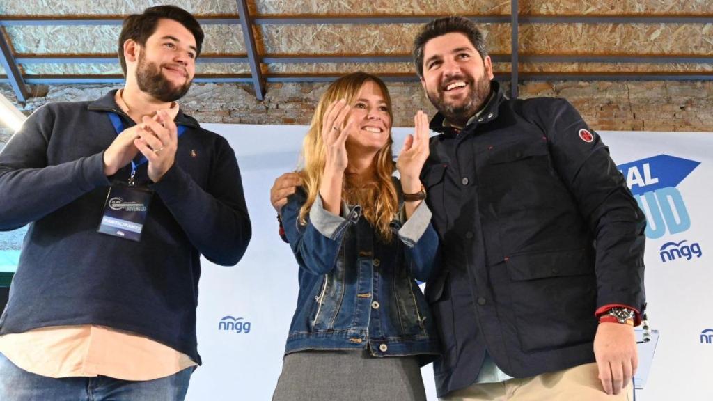 Carlo Angrisano (i), en un evento de las NNGG con Bea Fanjul y Fernando López Miras.