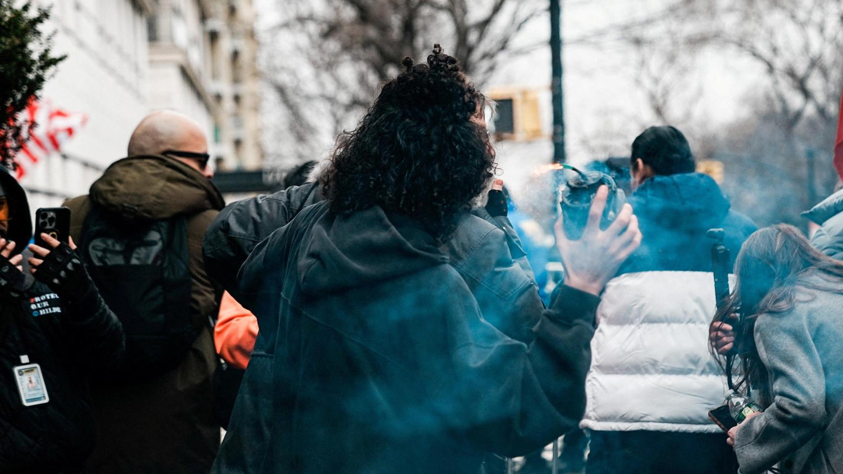 Momento en que un hombre identificado como Emir Balat lanzó el pasado sábado un presunto explosivo contra partidarios de Trump durante una manifestación para detener la oración musulmana pública frente a la residencia oficial del alcalde Zohran Mamdani, en Nueva York.