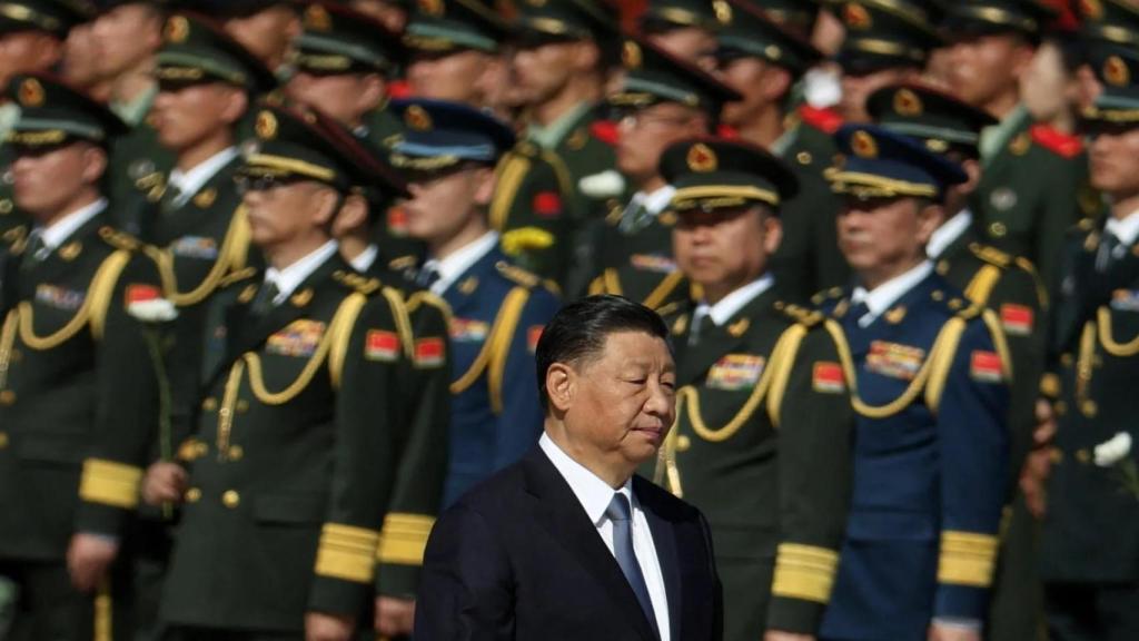 El presidente chino Xi Jinping pasa revista a sus tropas.