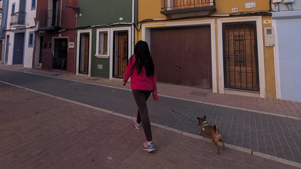 Una visitante, caminando por la localidad con su mascota.