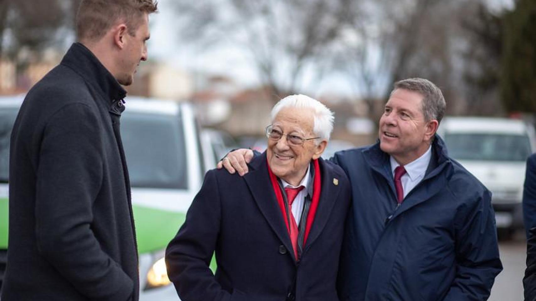 El padre Ángel y Emiliano García-Page a su llegada a la gala de entrega de reconocimientos a la Iniciativa Social de Castilla-La Mancha.
