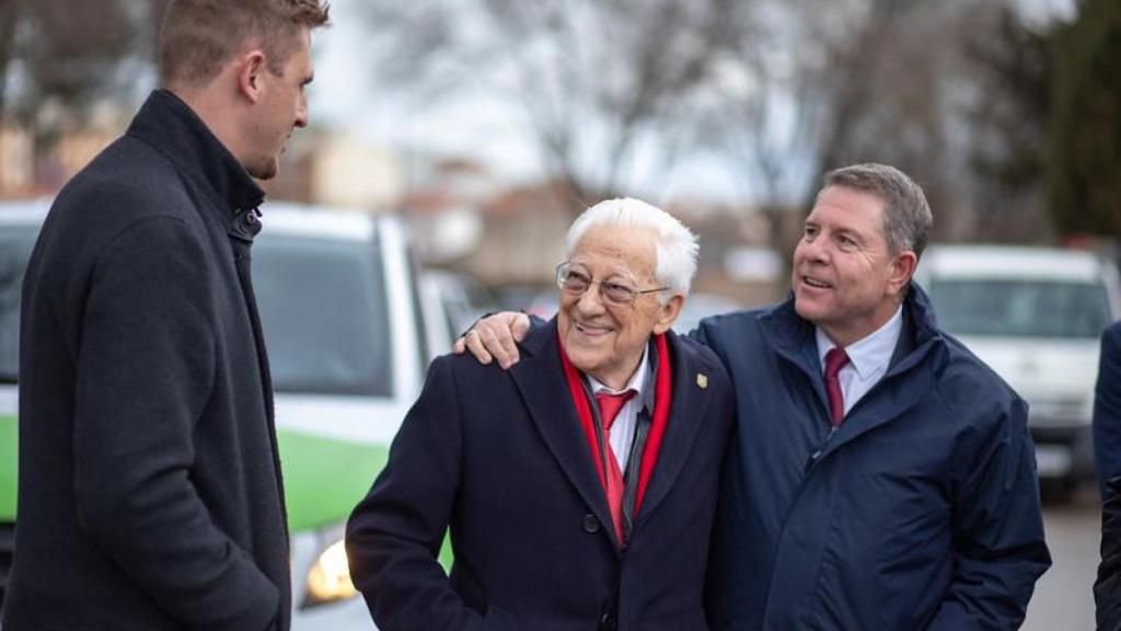El padre Ángel y Emiliano García-Page a su llegada a la gala de entrega de reconocimientos a la Iniciativa Social de Castilla-La Mancha.