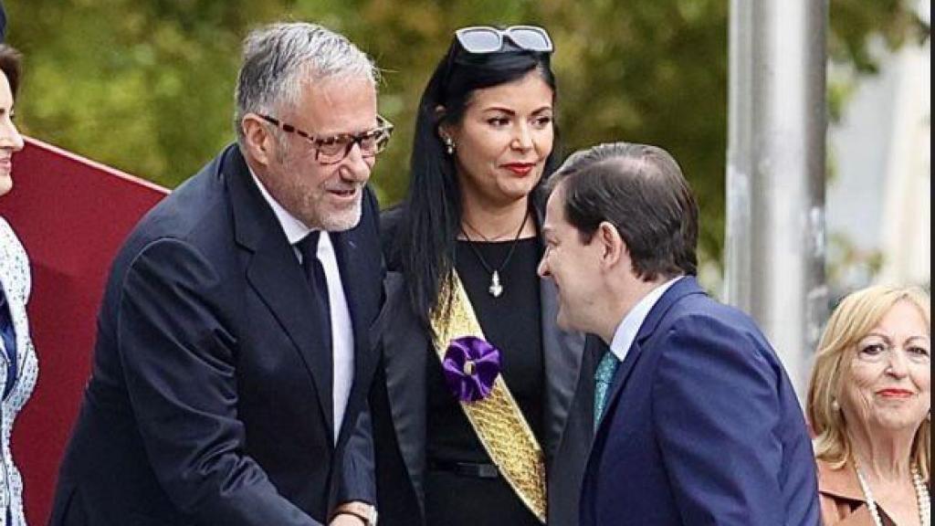 El presidente de las Cortes de Castilla y León, Carlos Pollán; su coordinadora de la Oficina del Presidente y actual pareja, Natalia María García Díez; y el presidente de la Junta, Alfonso Fernández Mañueco, durante los actos del último 12 de Octubre en Madrid.