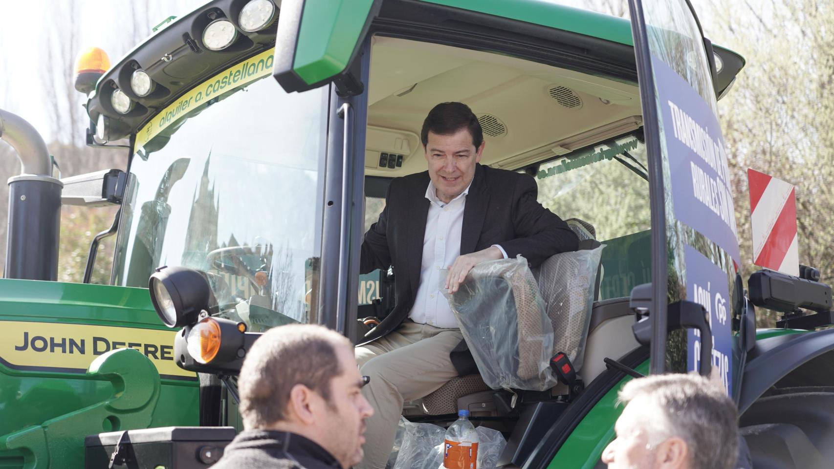 Mañueco, subido a un tractor durante la presentación de la caravana electoral