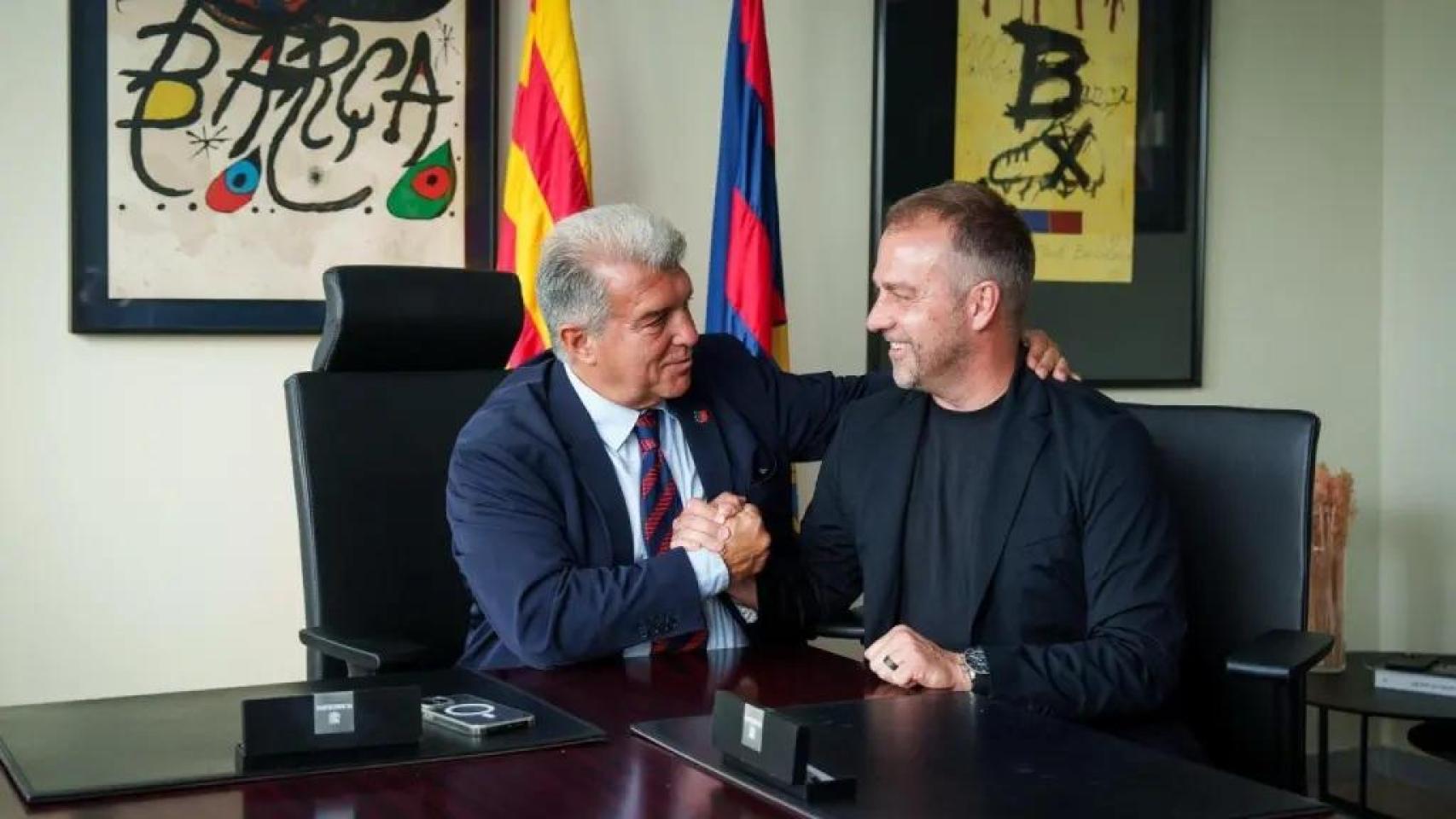 Joan Laporta y Hansi Flick estrechan la mano.