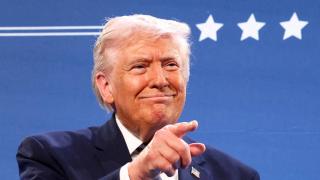 Donald Trump pronuncia este lunes un discurso ante miembros del Partido Republicano en el Trump National Doral Miami.