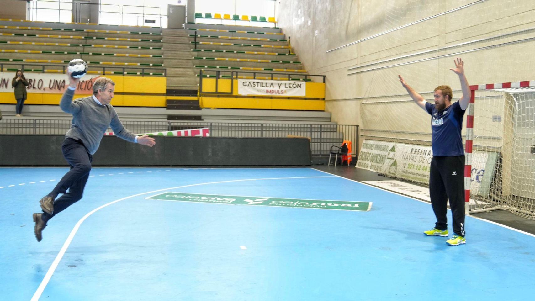 Alberto Núñez Feijóo, tras asistir al entrenamiento del Viveros Herol Balonmano, este lunes en Nava de la Asunción (Segovia).