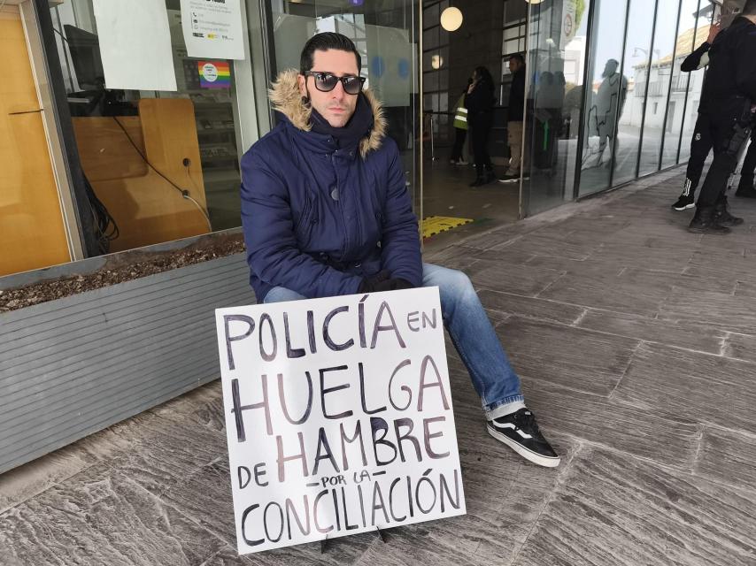 Jorge Bravo, el agente de la Policía Local de Parla en huelga de hambre.
