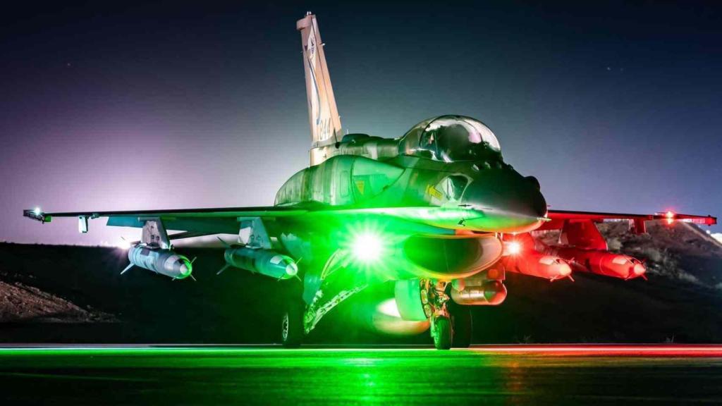 El avión de combate F-16I con misiles Rampage.