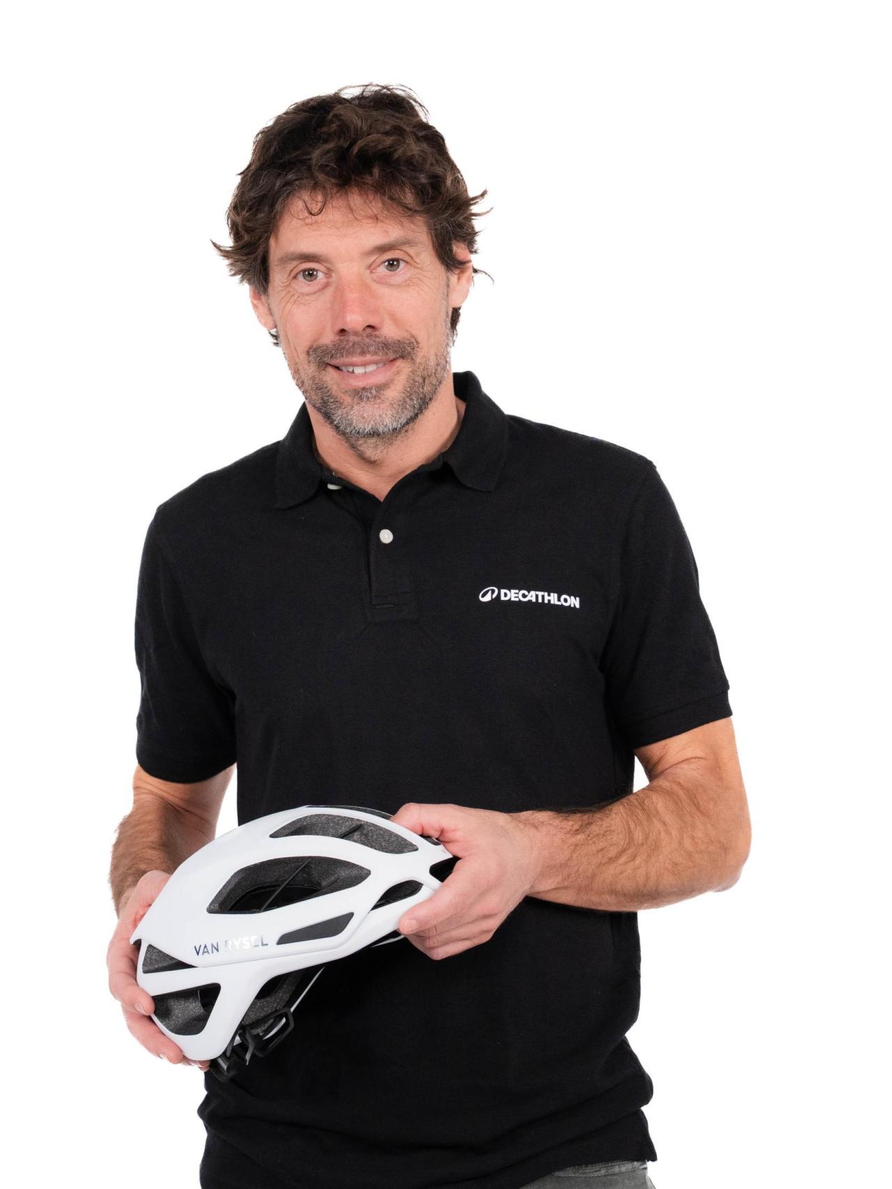 Óscar Freire muestra un casco de Decathlon.