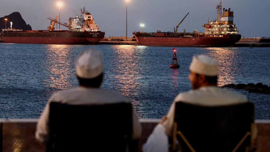 Petroleros varados en el puerto de Muscat por el cierre del estrecho de Ormuz.