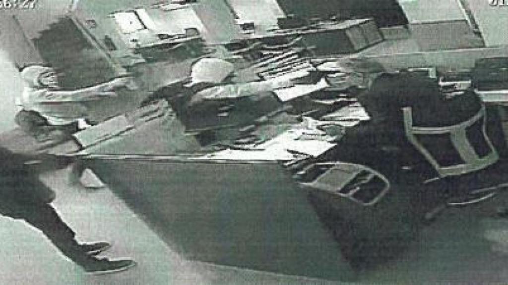 Las cámaras de seguridad del banco captaron la entrada de los dos atracadores, el pasado viernes, en San Pedro del Pinatar.