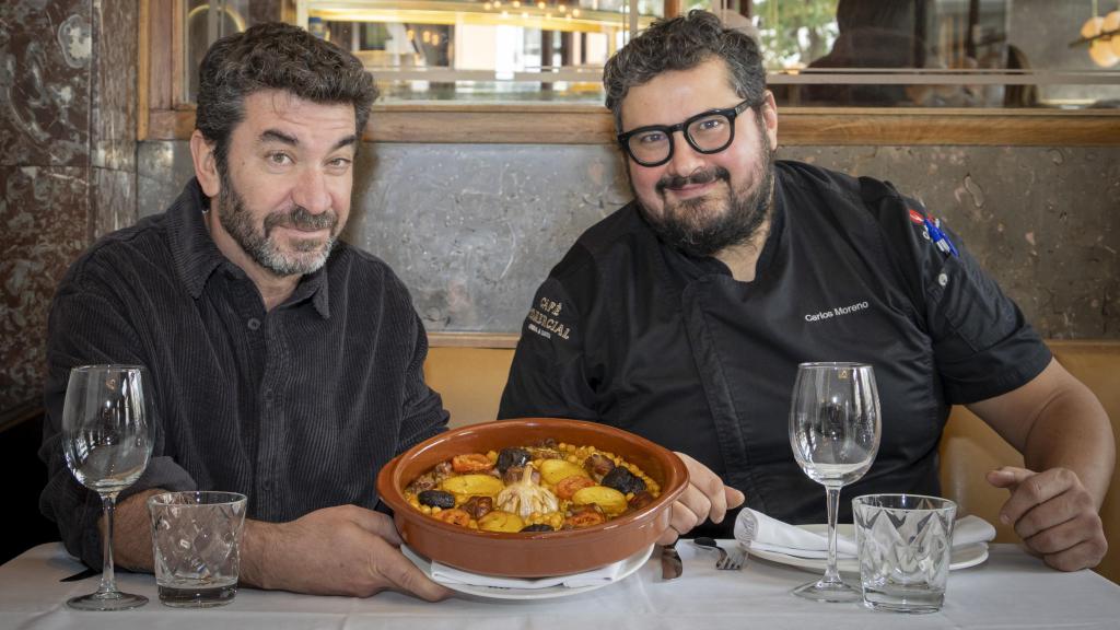 Arturo Valls junto a Carlos, chef del arroz al horno de Café Comercial.
