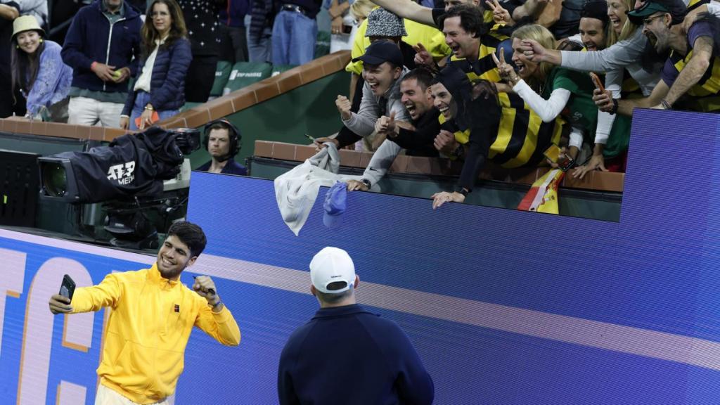 Carlos Alcaraz, aclamado por los aficionados en Indian Wells