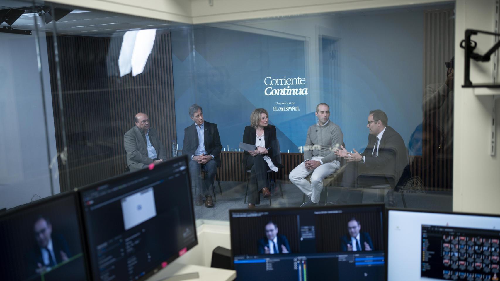 Videopodcast de Corriente Continua sobre el conflicto en Oriente Próximo. De izda a dcha: Victor Nebreda de AEVECAR, Luis Villar, consultor, Pedro Cantuel de Ignis y Oscar Barrero,  socio responsable de Energía y Utilities en PwC.