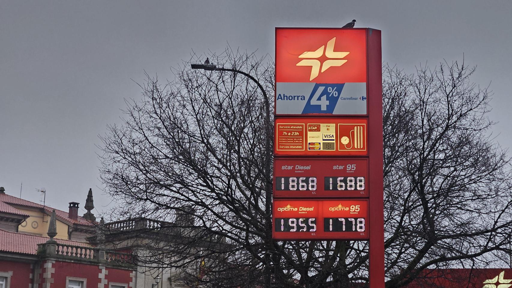 Gasolinera de avenida do Porto en A Coruña este martes, 10 de marzo.