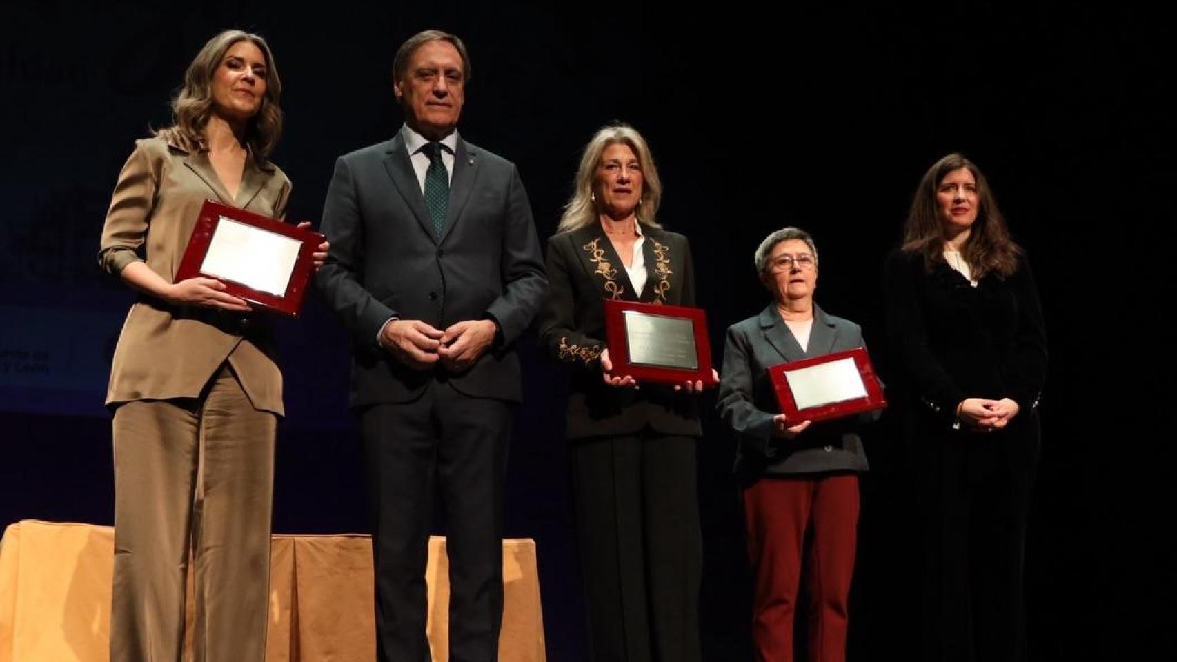 Salamanca reconoce el talento de tres mujeres que impulsan la ciudad desde la ciencia, lo social y el periodismo.