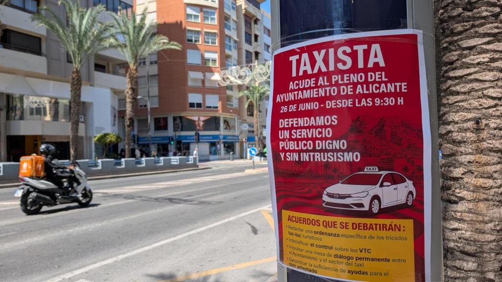 Una de las convocatorias de los taxistas en Alicante durante las fiestas de Hogueras en 2025.