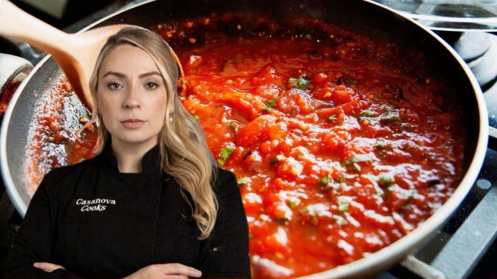 Ana Casanova junto a una salsa de tomate.