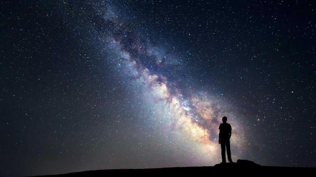 Una persona visualizando un cielo estrellado.