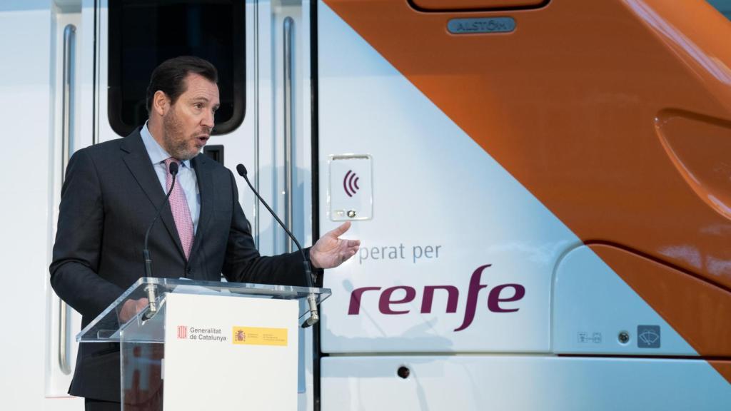 El ministro de Transportes, Óscar Puente, durante una visita a la fábrica de Alstom, imagen de archivo. Europa Press / David Zorrakino