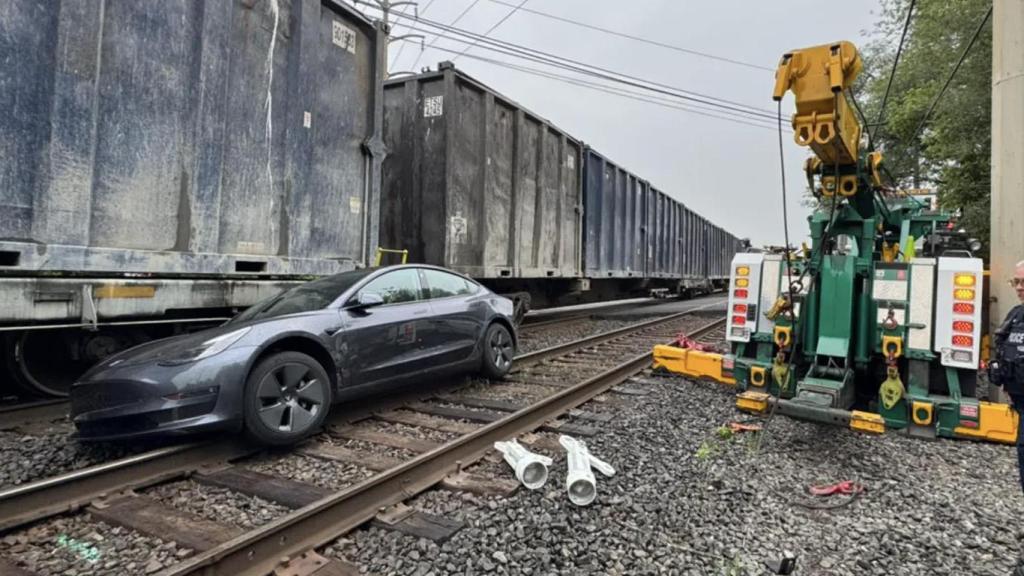 Tesla impactado por un tren.